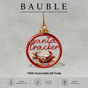Op de afbeelding: Een ronde rood-gouden kerstbal met de tekst "santa tracker" in een sierlijk lettertype. Onder de tekst staat een afbeelding van de Kerstman in een slee getrokken door een rendier. De kerstbal is voorzien van een gouden ophanglus.