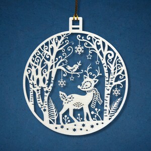 Boule de Noël en bois avec cerf / Décoration de sapin de Noël cerf dans la forêt / Ornement de sapin de Noël cerf complexe