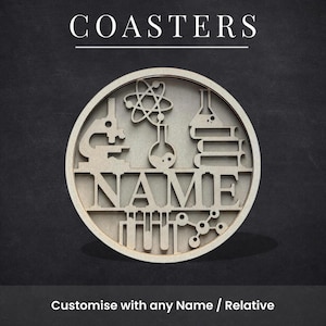 Pode incluir: Um porta-copos circular de madeira clara com ícones científicos cortados a laser, incluindo um microscópio, átomo, frasco, livros e tubos de ensaio. A palavra NAME está recortada no centro. O texto COASTERS aparece acima do item.