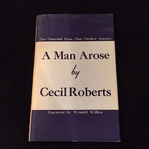 Op de afbeelding: Een blauw en wit boek getiteld "A Man Arose" door Cecil Roberts. Het boek heeft een voorwoord van Wendell Willkie en wordt beschreven als "The Churchill Poem That Thrilled America."