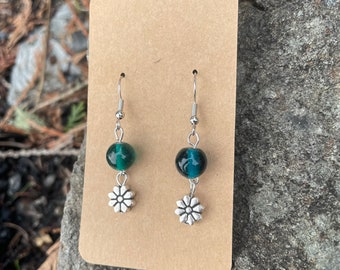 Boucles d'oreilles en perles de verre bleu-vert avec breloque fleur