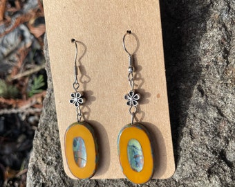 Pendientes de cristal de colores amarillo mostaza con charm de flor