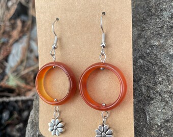 Pendientes de aro de cornalina con charm de flor