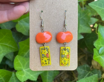 Pendientes Kazuri Naranja con Charm Flor