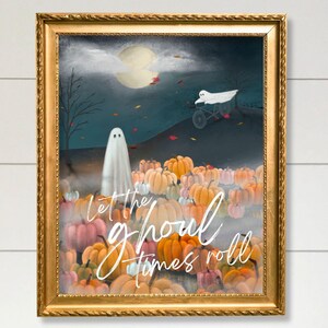 Puede incluir: Una ilustración enmarcada de un fantasma en un campo de calabazas con el texto "Let the ghoul times roll". El fantasma lleva una sábana blanca y está de pie en un campo de calabazas naranjas y blancas. El fondo es un cielo azul oscuro con una luna llena.