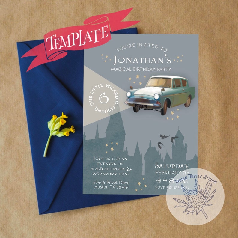 Puede incluir: Una tarjeta de invitaci&oacute;n azul y gris con una cinta roja en la parte superior. La tarjeta es para una fiesta de cumplea&ntilde;os para un ni&ntilde;o que cumple seis a&ntilde;os. La tarjeta presenta una imagen de dibujos animados de un coche volador, una silueta del castillo de Hogwarts y el texto "Jonathan's Magical Birthday Party".