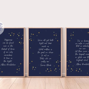 Op de afbeelding: Drie donkerblauwe ingelijste prints met gouden sterren en inspirerende citaten uit de Harry Potter-serie. De citaten zijn van Albus Perkamentus en Sirius Zwart. Het eerste citaat is: "Geluk is te vinden, zelfs in de donkerste tijden, als je je maar herinnert om het licht aan te doen." Het tweede citaat is: "We hebben allemaal zowel licht als duisternis in ons. Wat telt, is het deel waarvoor we kiezen om te handelen. Dat is wie we echt zijn." Het derde citaat is: "Want in dromen betreden we een wereld die volledig van ons is. Laat ze zwemmen in de diepste oceaan of glijden over de hoogste wolk."