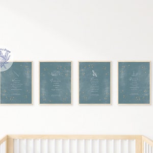 Könnte beinhalten: Vier blaue gerahmte Drucke mit weißem Text und Illustrationen an einer weißen Wand. Die Drucke zeigen ein sternenartiges Muster und enthalten den Text "Wir suchten nach einem Ort zum Landen, wie Schiffe in einer tosenden See, und wir fanden ihn in der Sanftheit deiner Augen." "Ich träume, dass wir nicht so mutig, so stark, so weise sein müssen, und wir fanden ihn in der Sanftheit deiner Augen." "Denn in der Dunkelheit gibt es immer ein Licht, und wir fanden es in der Sanftheit deiner Augen." "Denke daran, du bist eine schöne Seele, und wir fanden sie in der Sanftheit deiner Augen."