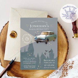 Puede incluir: Una tarjeta de invitaci&oacute;n azul y gris con un dise&ntilde;o caprichoso para una fiesta de cumplea&ntilde;os infantil. La tarjeta presenta un coche volador, un castillo y estrellas. El texto en la tarjeta dice "Est&aacute;s invitado a la fiesta de cumplea&ntilde;os m&aacute;gica de Jonathan". La tarjeta tambi&eacute;n incluye la fecha, la hora y la informaci&oacute;n de RSVP.