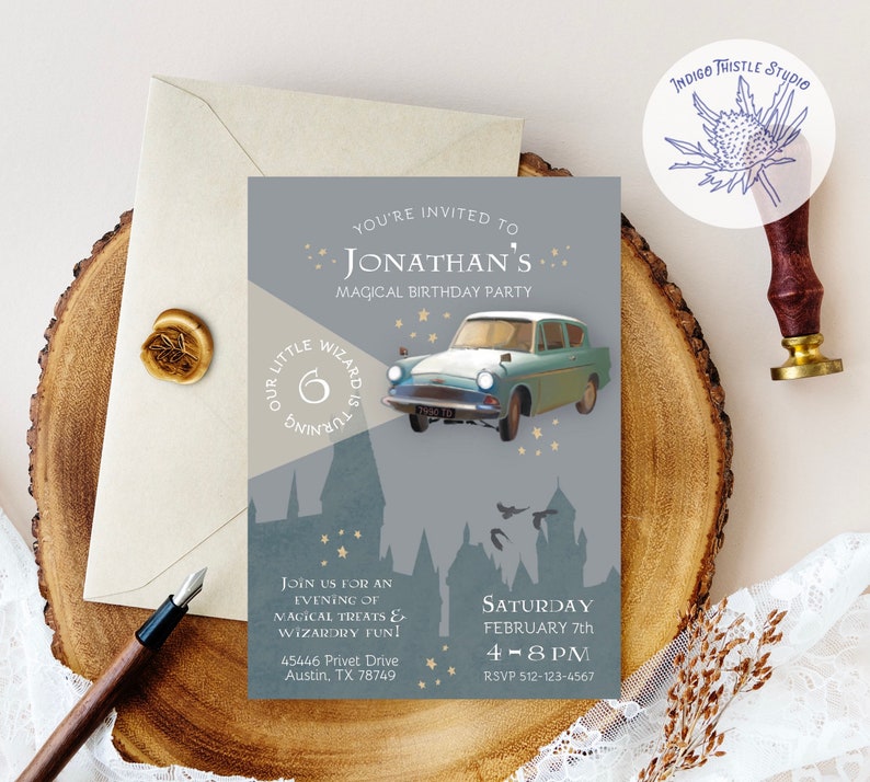 Puede incluir: Una tarjeta de invitaci&oacute;n azul y gris con un dise&ntilde;o caprichoso para una fiesta de cumplea&ntilde;os infantil. La tarjeta presenta un coche volador, un castillo y estrellas. El texto en la tarjeta dice "Est&aacute;s invitado a la fiesta de cumplea&ntilde;os m&aacute;gica de Jonathan". La tarjeta tambi&eacute;n incluye la fecha, la hora y la informaci&oacute;n de RSVP.