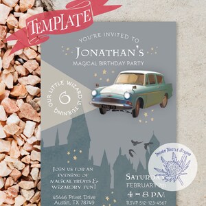 Puede incluir: Un coche azul y blanco con el n&uacute;mero 7990 TD en la matr&iacute;cula vuela sobre un castillo gris con un techo azul. El coche est&aacute; rodeado de estrellas doradas. El texto "Our Little Wizard is Turning 6" est&aacute; en un c&iacute;rculo en el lado izquierdo de la imagen. El texto "Jonathan's Magical Birthday Party" est&aacute; en la parte superior de la imagen. El texto "Join us for an evening of magical treats & wizardry fun!" est&aacute; en el medio de la imagen. El texto "Saturday February 7th 4-8 PM RSVP 512-123-4567" est&aacute; en la parte inferior de la imagen. El texto "Indigo Thistle Studio" est&aacute; en un c&iacute;rculo en el lado derecho de la imagen.