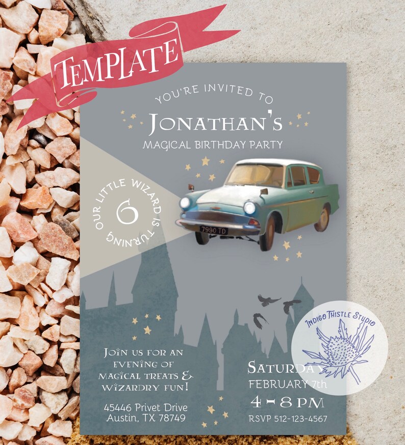 Puede incluir: Un coche azul y blanco con el n&uacute;mero 7990 TD en la matr&iacute;cula vuela sobre un castillo gris con un techo azul. El coche est&aacute; rodeado de estrellas doradas. El texto "Our Little Wizard is Turning 6" est&aacute; en un c&iacute;rculo en el lado izquierdo de la imagen. El texto "Jonathan's Magical Birthday Party" est&aacute; en la parte superior de la imagen. El texto "Join us for an evening of magical treats & wizardry fun!" est&aacute; en el medio de la imagen. El texto "Saturday February 7th 4-8 PM RSVP 512-123-4567" est&aacute; en la parte inferior de la imagen. El texto "Indigo Thistle Studio" est&aacute; en un c&iacute;rculo en el lado derecho de la imagen.