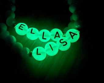 Armband mit fluoreszierenden Buchstaben