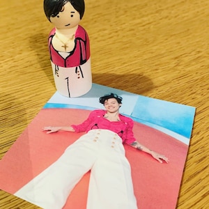 Harry Styles, muñeco de clavija inspirado en la línea fina