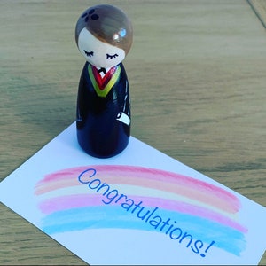 Congratulazioni Laurea Bambola con pioli di legno regalo e biglietto