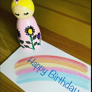 Carte et cadeau joyeux anniversaire pour poupée avec chevilles en bois ange