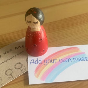 Boneca Toaty Wee Angel Peg, pintada à mão, vermelha e preta. Presente e cartão de madeira.
