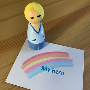 Herói do NHS, trabalhador hospitalar, boneco de madeira, presente e cartão