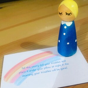 Bambola con pioli di legno Worry Doll, regalo e biglietto d'auguri