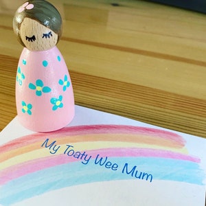 Muñeca de madera con clavija para mamá, regalo y tarjeta para el Día de la Madre
