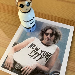Cadeau et carte pour une poupée en bois hommage à John Lennon New York