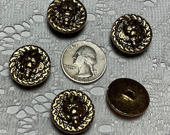 6 個のヴィンテージ メタル ライオン フェイス ボタン、アンティーク ゴールド、優れたディテール、34 ライン、21.5 mm 7/8 インチ。