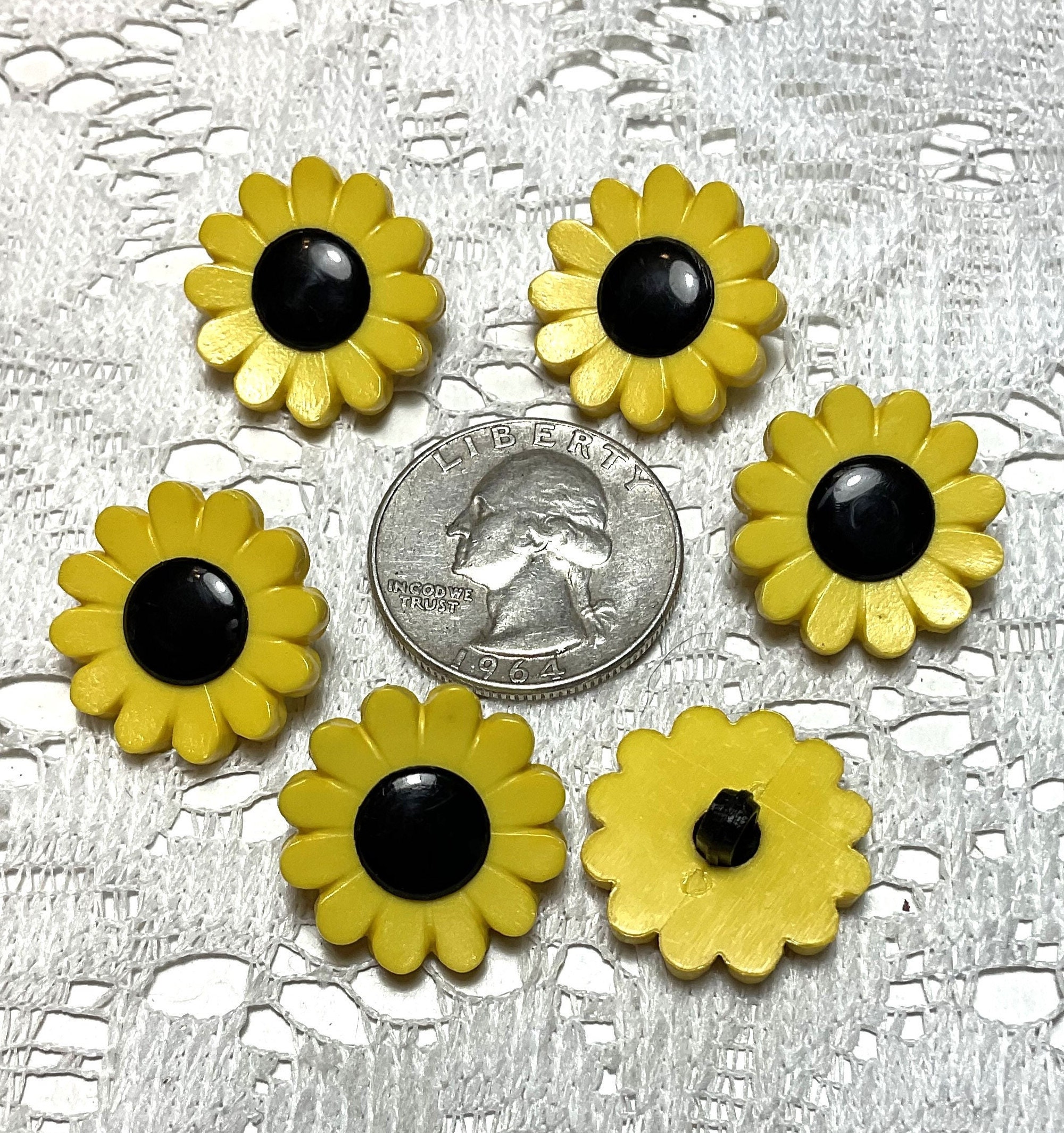 1 Dozen Vintage Plastic Daisy Buttons 32, 28 Ligne - Etsy