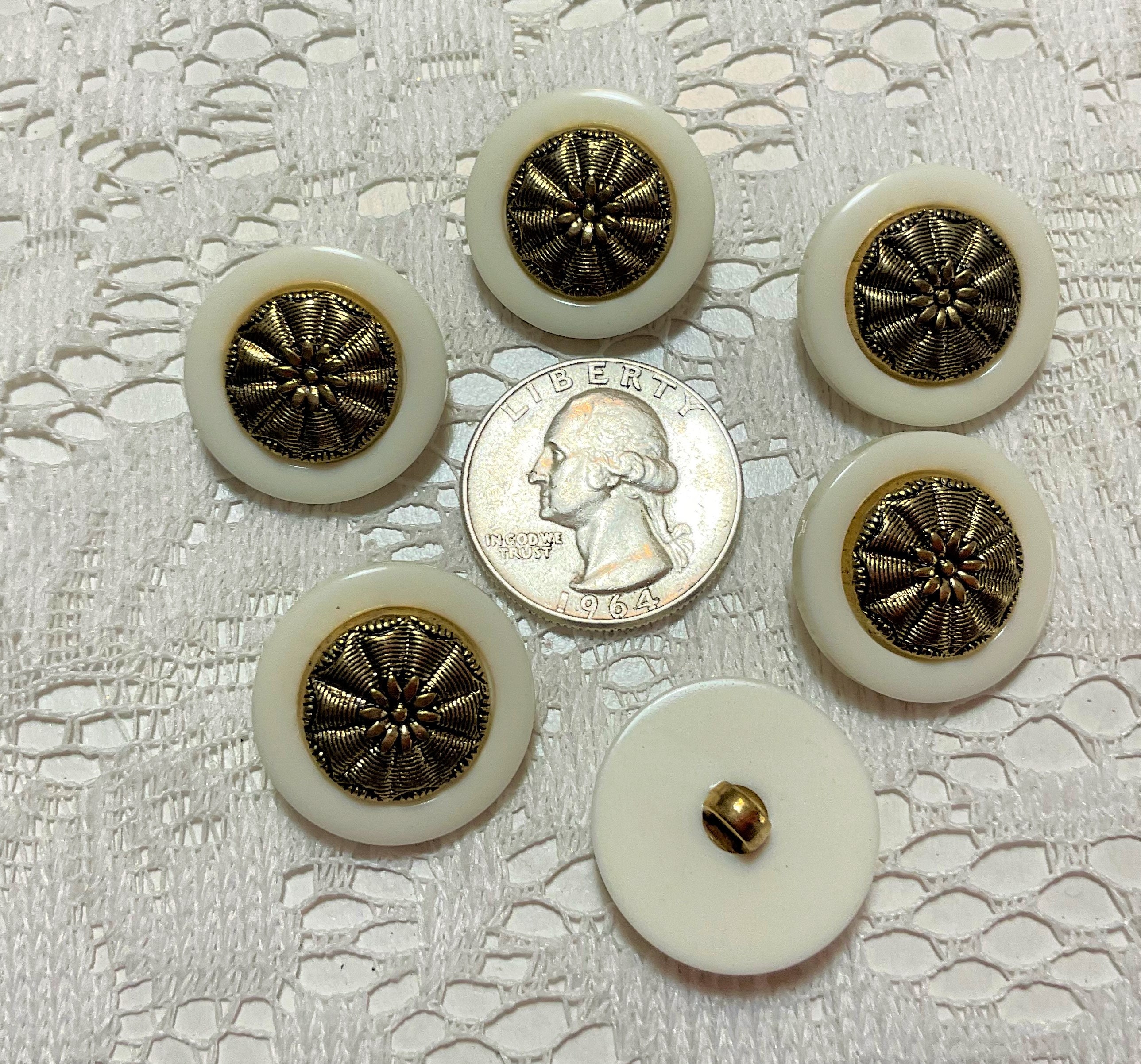 1 Dozen Vintage Plastic Daisy Buttons 28,34 Ligne - Etsy