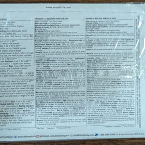 Pode incluir: Um padr&atilde;o de costura Simplicity para roupas de bonecas de moda de 29 cm, selado em uma embalagem pl&aacute;stica transparente. O padr&atilde;o inclui diagramas de v&aacute;rios vestidos e acess&oacute;rios de bonecas. A embalagem est&aacute; em uma superf&iacute;cie de madeira.