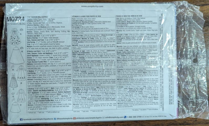 Pode incluir: Um padr&atilde;o de costura Simplicity para roupas de bonecas de moda de 29 cm, selado em uma embalagem pl&aacute;stica transparente. O padr&atilde;o inclui diagramas de v&aacute;rios vestidos e acess&oacute;rios de bonecas. A embalagem est&aacute; em uma superf&iacute;cie de madeira.