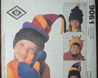 Può includere: Un cartamodello per un cappello e guanti. Il cartamodello è per un cappello colorato con una punta lunga e appuntita e un paio di guanti con uno schema di colori a contrasto. Il cartamodello è di McCall's Fashion Accessories ed è etichettato 9061.