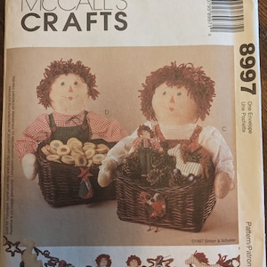 Vintage McCall&#39;s Crafts Sewing Pattern #8997 for Raggedy Ann & Andy Christmas Baskets, Ornaments, Garland and Stockings