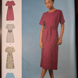 Uncut Simplicity Sewing Pattern #S8981 for Misses and Misses&#39; Plus Size Dresses with Length and Sleeve Variations. Sizes 14-22.