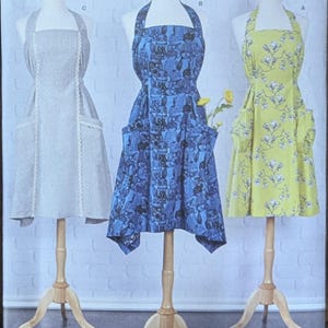 Uncut Simplicity Sewing Pattern #S9419 for Misses&#39; Aprons. Sizes XS-XL.