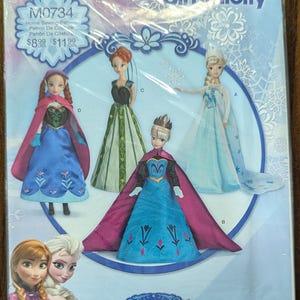 Pode incluir: Padr&atilde;o de costura Simplicity para roupas de bonecas Disney Frozen. A embalagem apresenta ilustra&ccedil;&otilde;es de Anna, Elsa e outros personagens. O padr&atilde;o serve para bonecas de 29 cm. A embalagem tem o logotipo da Disney Frozen e o n&uacute;mero do padr&atilde;o M0734.