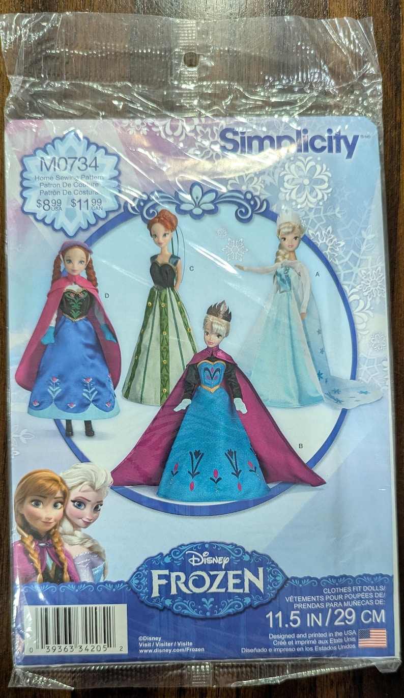 Pode incluir: Padr&atilde;o de costura Simplicity para roupas de bonecas Disney Frozen. A embalagem apresenta ilustra&ccedil;&otilde;es de Anna, Elsa e outros personagens. O padr&atilde;o serve para bonecas de 29 cm. A embalagem tem o logotipo da Disney Frozen e o n&uacute;mero do padr&atilde;o M0734.