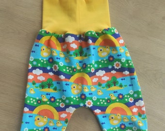 Última unidad! Talla 74 cm - Pantalón bebé estilo "harem" evolutivo - algodón oekotex standard 100 - Patos - Patitos - Arcoiris - Amarillo