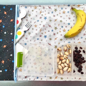 Faltbares Stoff-Tischset mit Reißverschlusstasche – lebensmittelechter Kunststoff für einfache Reinigung – Universum-Planeten-Sterne