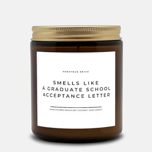 Vela perfumada "Huele a Carta de Aceptación de Posgrado" / Vertido a mano en frasco marrón de 250 ml / Minimalista, regalo para estudiantes de posgrado, anuncio de graduación