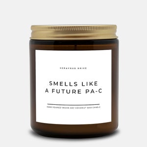 Vela perfumada "Smells Like A Future PA-C" / Vertida a mano en frasco marrón de 250 ml / Minimalista, regalo de graduación, carta de aceptación, posgrado