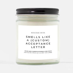 Vela con aroma a carta de aceptación (personalizada) / Vertida a mano, 255 ml / Decoración para apartamentos universitarios, dormitorios universitarios, regalo para estudiantes universitarios, Cambridge, MA
