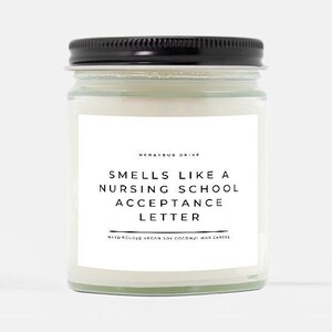 Vela con aroma a carta de aceptación de la escuela de enfermería / Vertida a mano, 255 ml / Minimalista, regalo de anuncio para estudiantes universitarios, RN, BSN, MSN, Lvn, Lpn