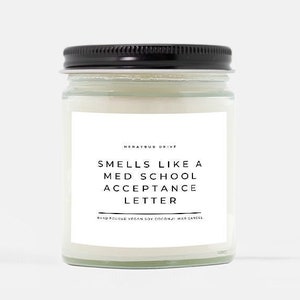 Vela con aroma a carta de aceptación de la facultad de medicina / Vertida a mano, 9 oz.