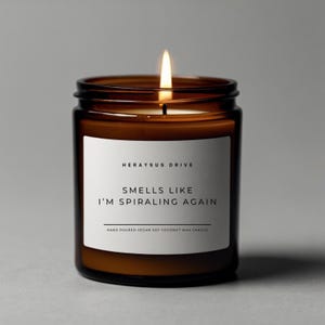 Smells Like I'm Spiraling Again Geurkaars | Handgegoten 9 oz. | Excuses, spijt, het spijt me, ik haat dit, kus en make-up, ik mis je