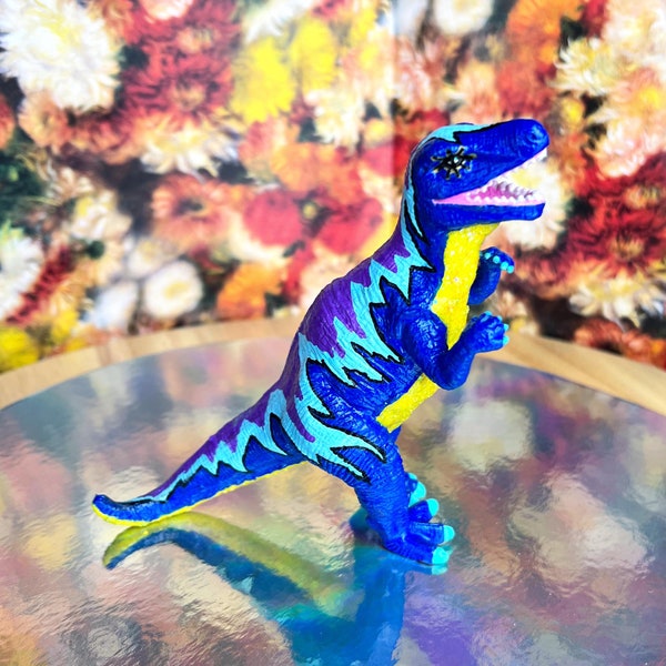 Petit dinosaure T-Rex bleu jaune mauve jouet decoration enfant adolescent recyclé bibelot statuette chambre original cadeau