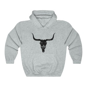 Pu&ograve; includere: Una felpa con cappuccio grigia con una grafica nera invecchiata di un teschio di toro con corna.