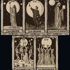 Op de afbeelding: Vijf vintage tarotkaarten met zwart-wit illustraties die een huwelijksthema uitbeelden. De kaarten zijn gelabeld met "De Bruid", "De Bruidegom", "De Bruidsmeisje", "Het Huwelijksfeest" en "De Bruidsmeisje".