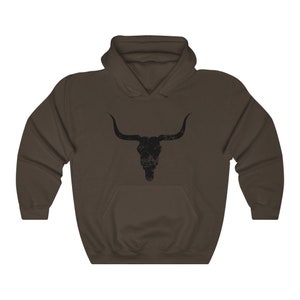 Pu&ograve; includere: Una felpa con cappuccio marrone con una grafica di teschio di toro nero invecchiato sul davanti.
