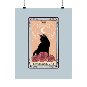 Può includere: Un'illustrazione di carta dei tarocchi con un gatto nero seduto su tre rose rosse. La carta è intitolata "Il Gatto Nero" e ha il numero romano "VIII" nell'angolo in alto a destra.
