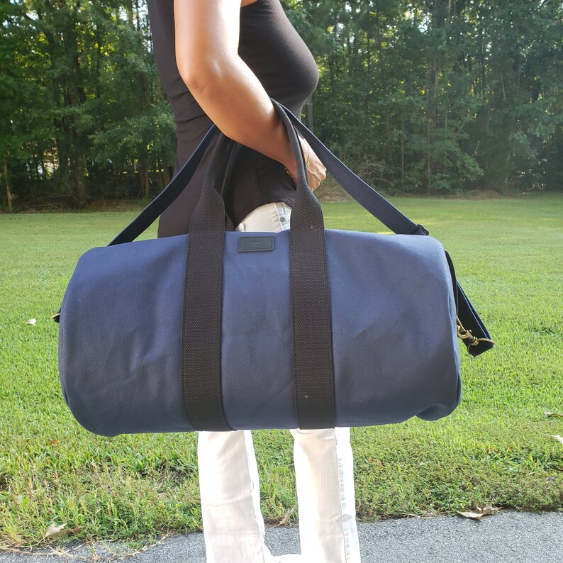 Borsone Da Viaggio In Tela Blu Navy Grande Borsa Da Viaggio Rotonda borsone-da-viaggio-in-tela-blu-navy-grande-borsa-da-viaggio-rotonda